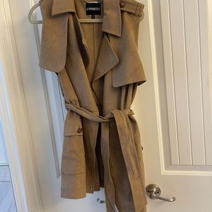 Sleeveless khaki trench